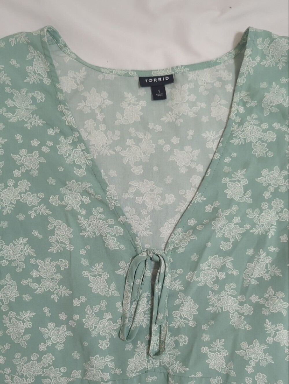 Torrid Hi-Lo Tie-Front Top, Color Lacey floral granite green sm Size 1X - Picture 5 of 15